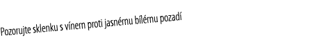 Pozorujte sklenku s v nem proti jasn mu b l mu pozad  